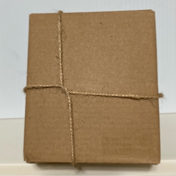 Rae Dunn 2019 Christmas Ornament Collectable Round Red & White 2019 NEW 4" x 4" - Picture 6 of 8